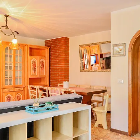 Apartment Dei Marmi - With Garden, Near The Sea Cinquale