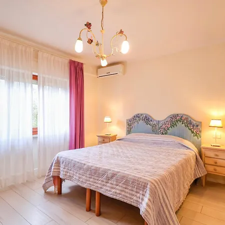 Dei Marmi - With Garden, Near The Sea Apartment