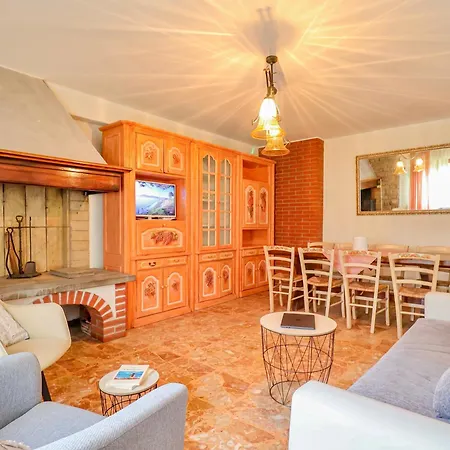 Apartment Dei Marmi - With Garden, Near The Sea Cinquale